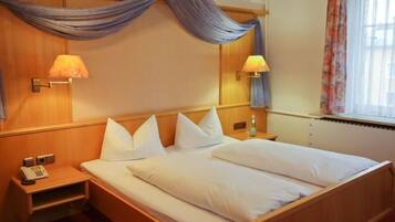 Doppelzimmer Stammhaus | Pillowtop-Betten, Zimmersafe, Schreibtisch, Babybetten