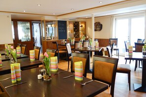 2 restaurantes; se sirve cocina mexicana 