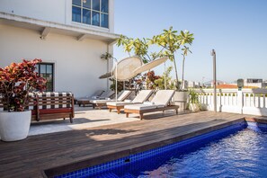 Outdoor pool, pool umbrellas, sun loungers - American Trade Hotel (Panama City)