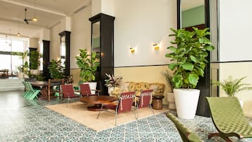 Coin salon dans le hall