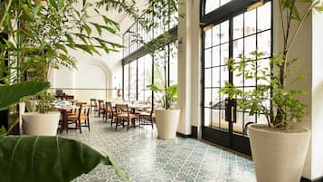 供應早餐、午餐和晚餐,當地和國際料理,花園景觀