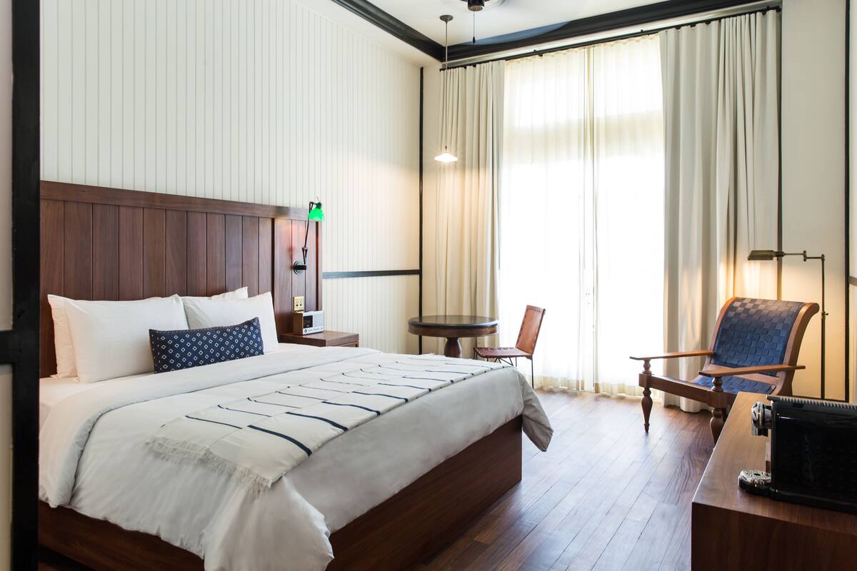 Frette Italian sheets, premium bedding, down comforters, minibar