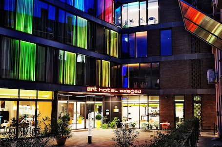 Vista frontal de la propiedad por la tarde o noche