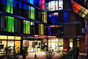 Fachada de la propiedad por la tarde o noche