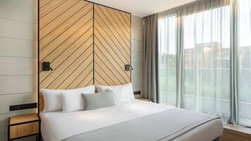 Suite estudio ejecutiva | Ropa de cama hipoalergénica y caja de seguridad en la habitación