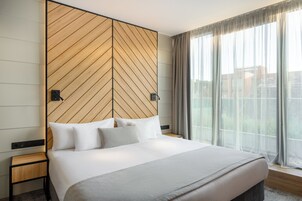 Suite estudio ejecutiva | Ropa de cama hipoalergénica, caja fuerte, escritorio