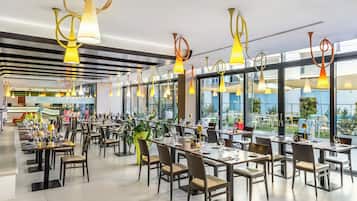 Petit déjeuner et déjeuner servis sur place, spécialités Cuisine locale