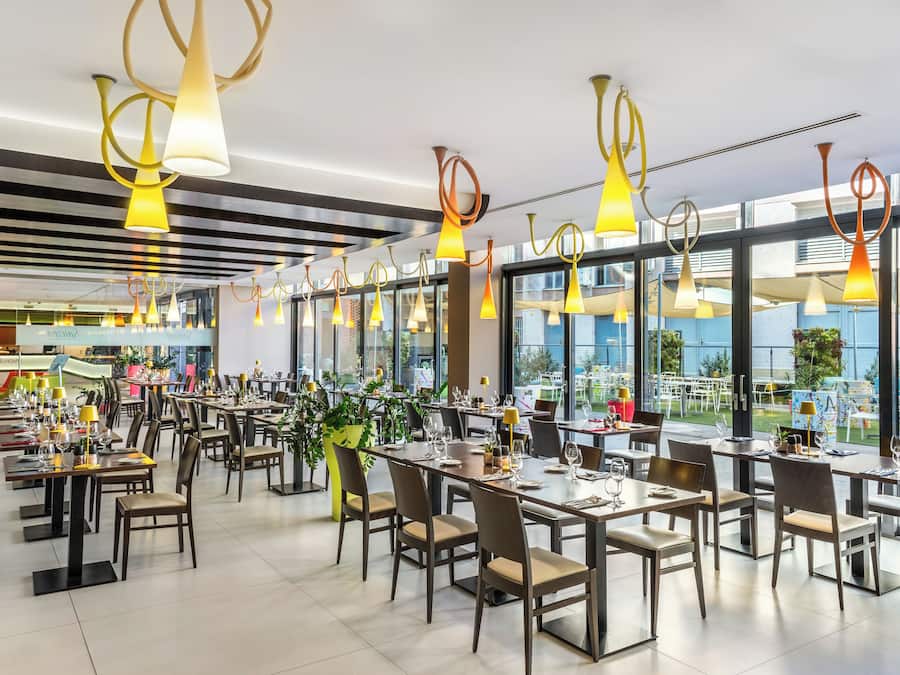 Phục vụ bữa sáng, bữa trưa, bữa tối, đặc sản địa phương