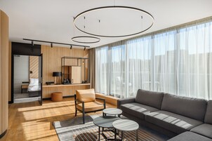 Ropa de cama hipoalergénica y caja de seguridad en la habitación 