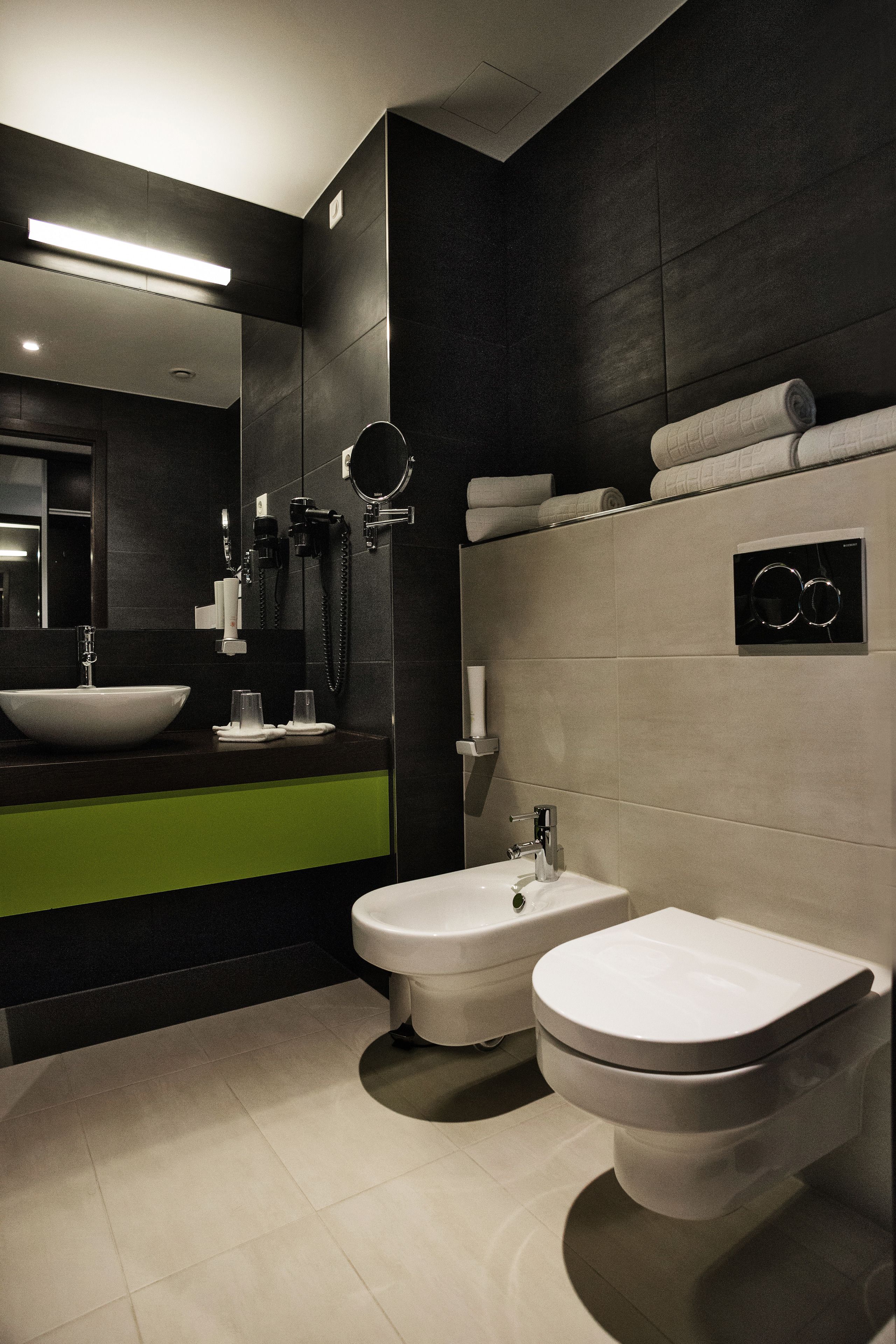 luxury suite, 2 bedrooms | bathroom | hair dryer, towels, soap, shampoo