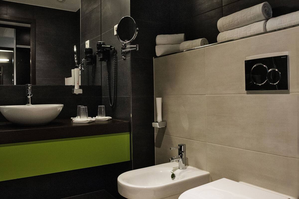luxury suite, 2 bedrooms | bathroom | hair dryer, towels, soap, shampoo