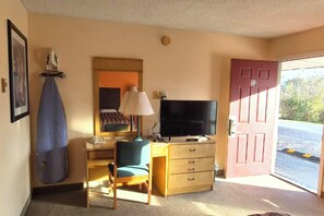 Quarto, 2 camas Queen, para fumantes | Escrivaninha, ferros/tábuas de passar roupa, Wi-Fi de cortesia