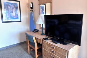 Quarto, 2 camas de casal, para não fumantes | Escrivaninha, ferros/tábuas de passar roupa, Wi-Fi de cortesia