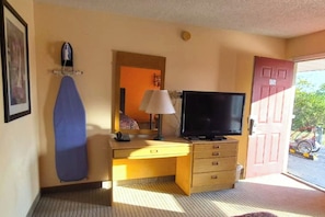 Quarto, 2 camas Queen, para não fumantes | Escrivaninha, ferros/tábuas de passar roupa, Wi-Fi de cortesia