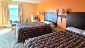 Habitación, 2 camas Queen size, para fumadores | Escritorio, tabla de planchar con plancha, wifi gratis y ropa de cama 