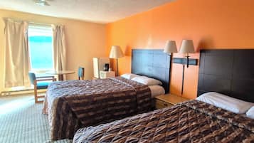 Habitación, 2 camas Queen size, para fumadores | Escritorio, tabla de planchar con plancha, wifi gratis y ropa de cama