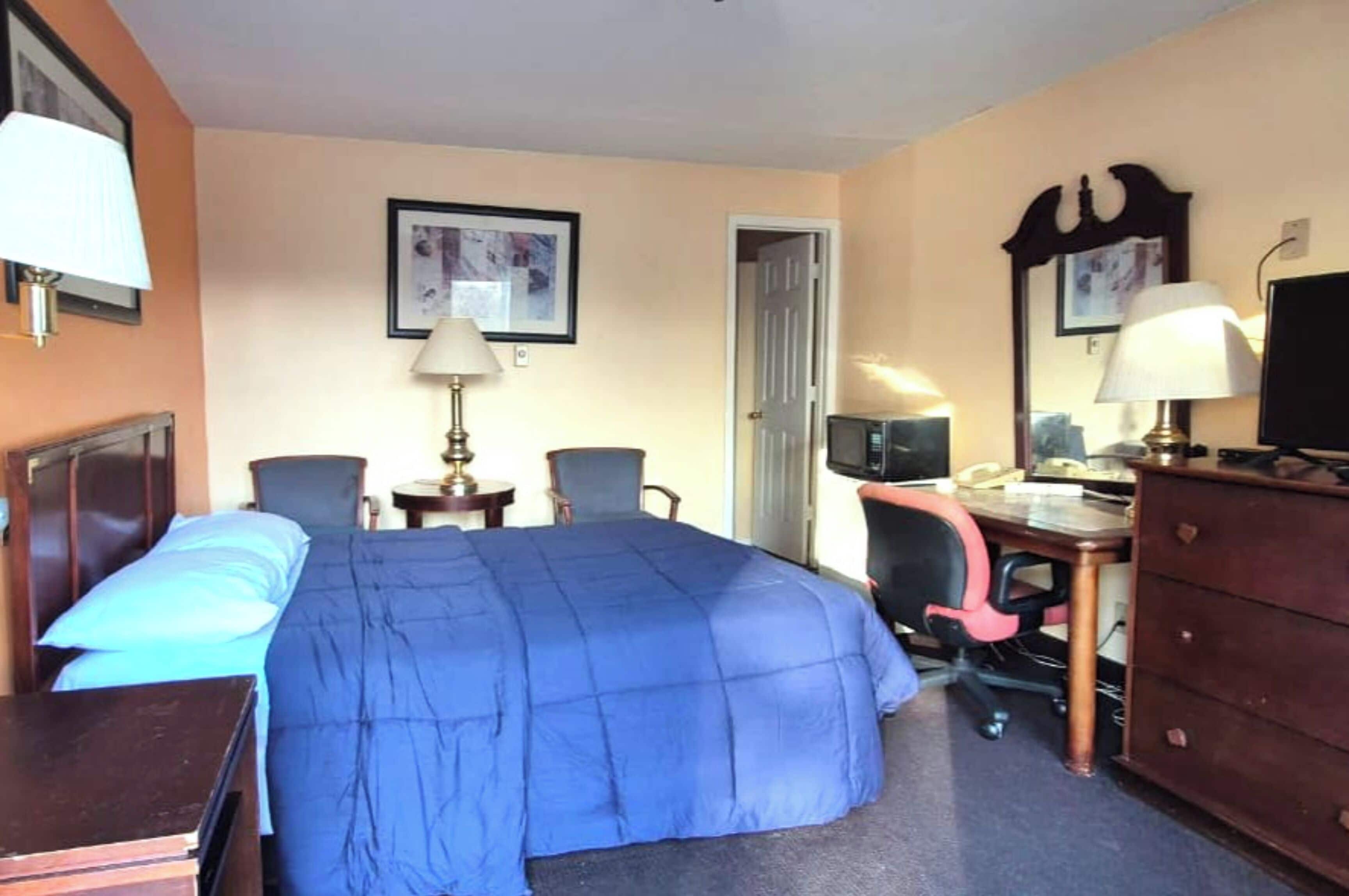 Room, 1 Queen Bed, Non Smoking | Desk, iron/ironing board, free WiFi, bed sheets