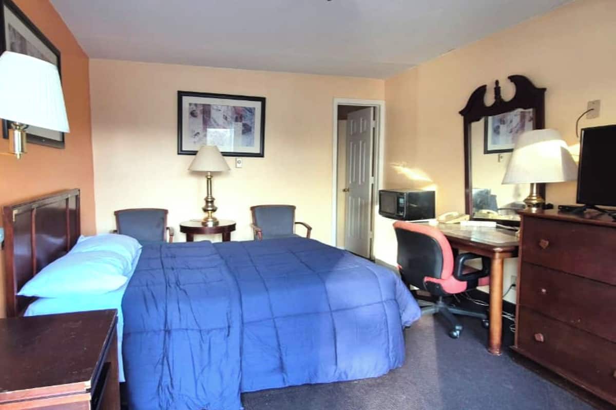 Habitación, 1 cama Queen size, para no fumadores | Escritorio, tabla de planchar con plancha, wifi gratis y ropa de cama 