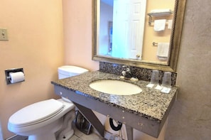 Room, 1 Queen Bed, Smoking | Bathroom