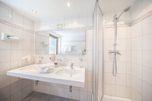 Apartment Typ 5 (plus  50 EUR cleaning fee) | Bathroom shower