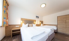 Apartment Typ 5 (plus  50 EUR cleaning fee) | In-room safe, free WiFi, bed sheets - Gästehaus Waldesrand (Soelden)