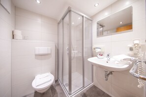 Căn hộ, 1 phòng ngủ, không hút thuốc, cạnh núi (Typ 4, plus 35 EUR cleaning fee) | Phòng tắm | Buồng tắm vòi sen, máy sấy tóc, khăn tắm 