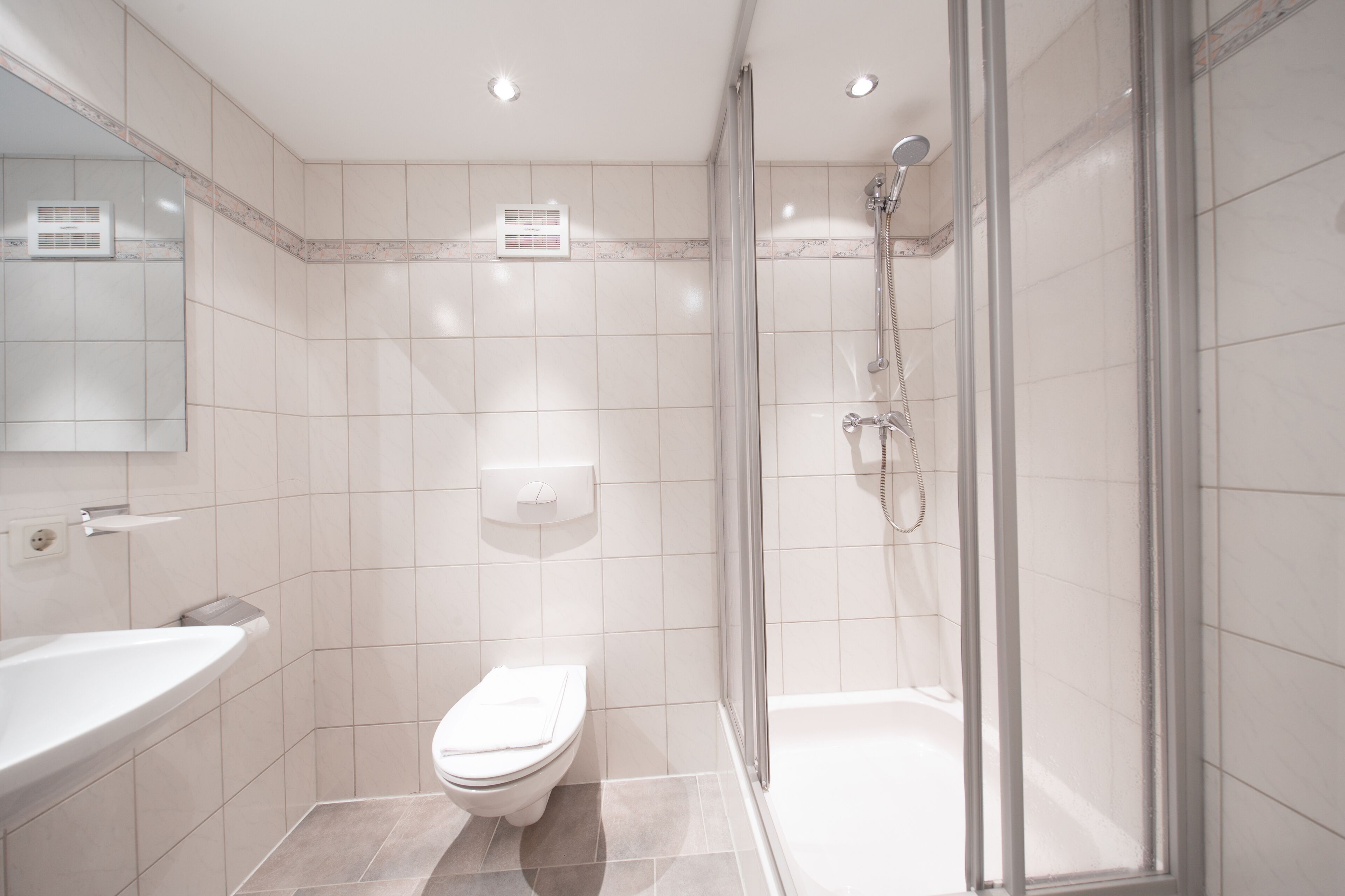 apartment typ 2 (plus 30 eur cleaning fee) | bathroom shower