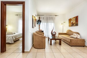 Apartamento, 1 habitación, vistas a la piscina | Zona de estar | Televisión LED de 32 pulgadas con canales por satélite, una televisión