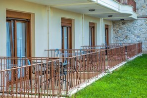 Habitació doble | Caixa forta a l'habitació, escriptori i cortines opaques 