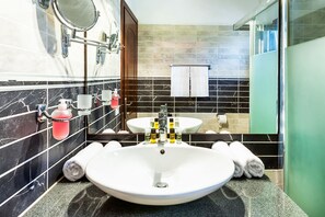 Apartment, 1 Bedroom, Pool View | Bathroom sink