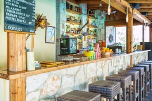 Bar junto a la piscina