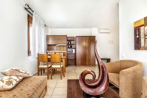 Apartamento, 1 habitación, vistas a la piscina | Cocina privada | Frigorífico, microondas, placa de cocina y cafetera o tetera