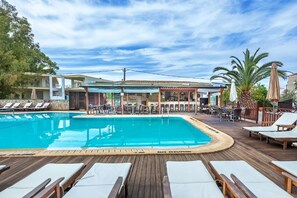 Piscine extérieure, parasols de plage, chaises longues