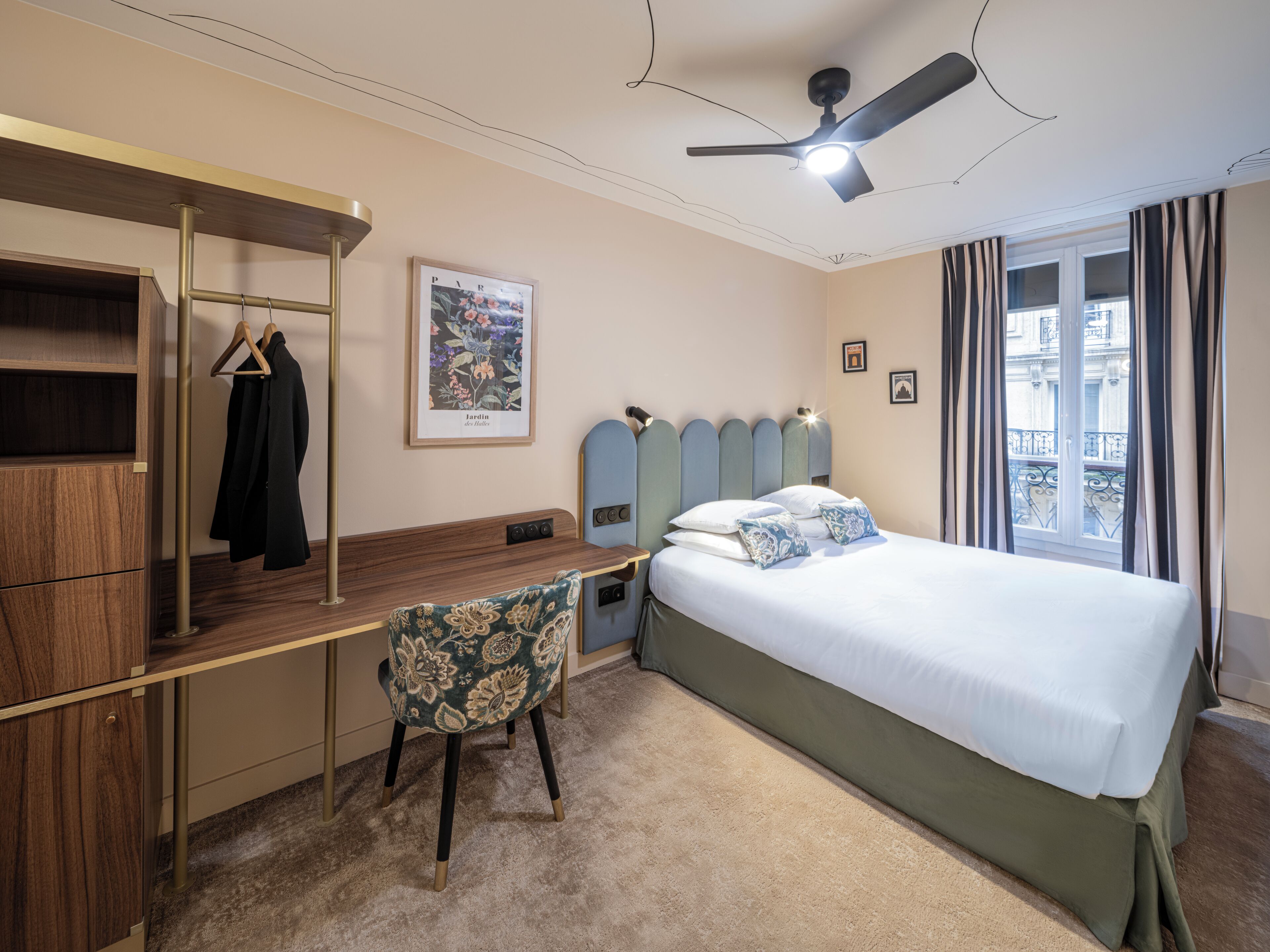 Klassieke tweepersoonskamer | Luxe beddengoed, een kluis op de kamer, een bureau
