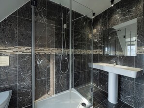 Superior Double Room | Bathroom | Shower, rainfall showerhead, free toiletries, hair dryer - Hotel BoroNali (Paris)