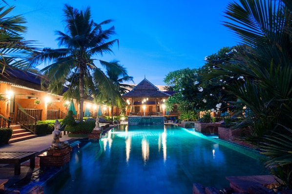 Outdoor pool, pool umbrellas, pool loungers - Sabai Resort (Pattaya)