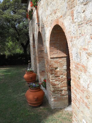 Vista frontal de la propiedad