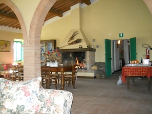 Villa, 5 habitaciones | Área de sala de estar | Televisión