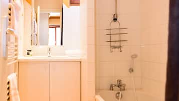 Appartement, 3 slaapkamers | Badkamer | Gratis toiletartikelen, een haardroger, handdoeken
