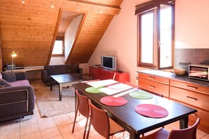 Apartment, 3 Bedrooms | Living room | 80-cm flat-screen TV with digital channels, TV - Les Z'hirondelles (Annecy)