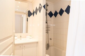 Apartment, 2 Schlafzimmer | Badezimmer | Kostenlose Toilettenartikel, Haartrockner, Handtücher