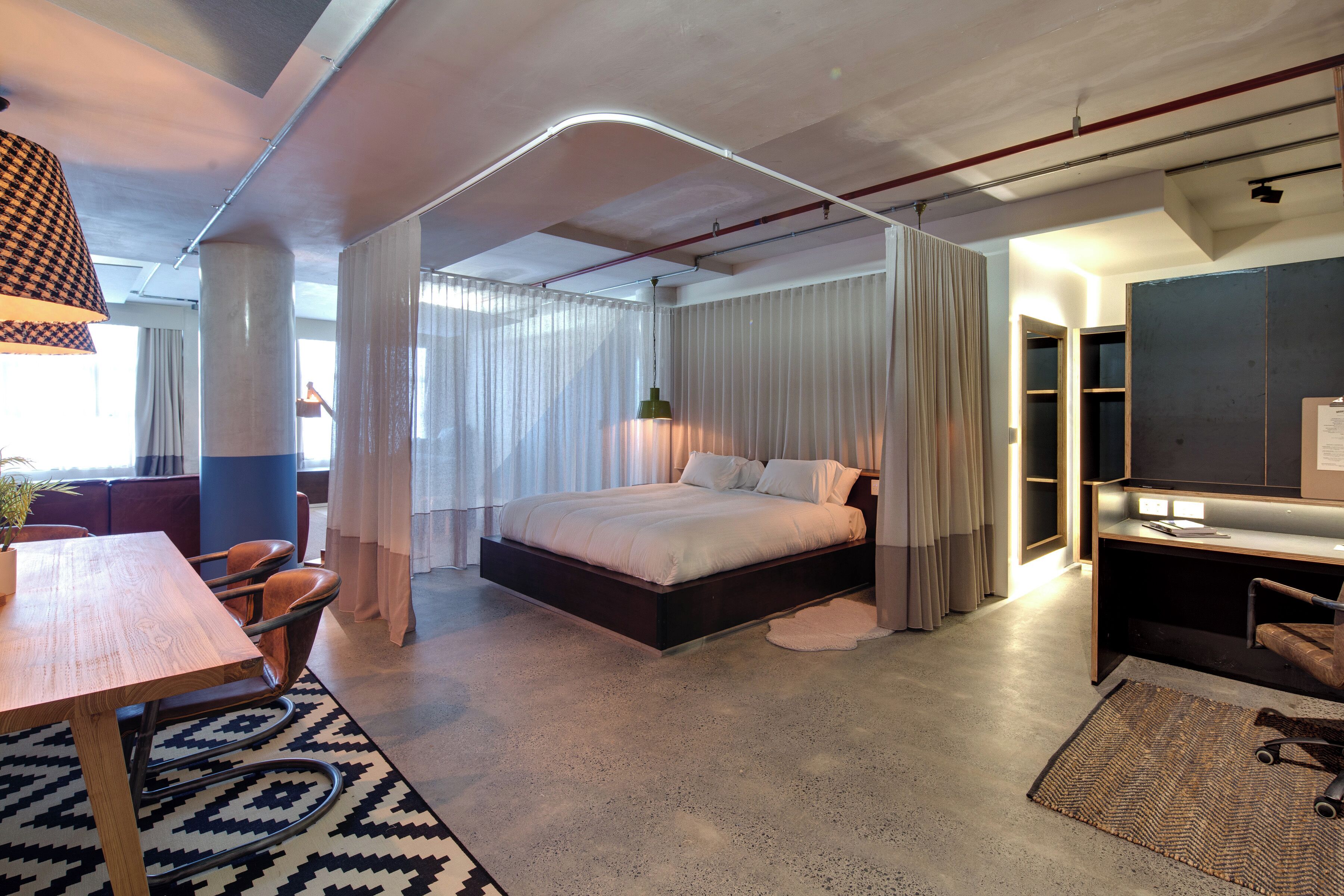 Ropa de cama de alta calidad, colchones con pillow-top y minibar 