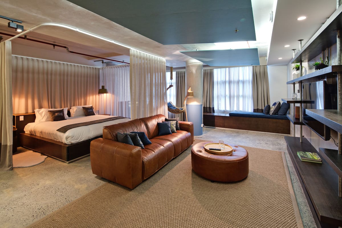 Luxury Soho Suite | Premium bedding, pillow-top beds, minibar, in-room safe