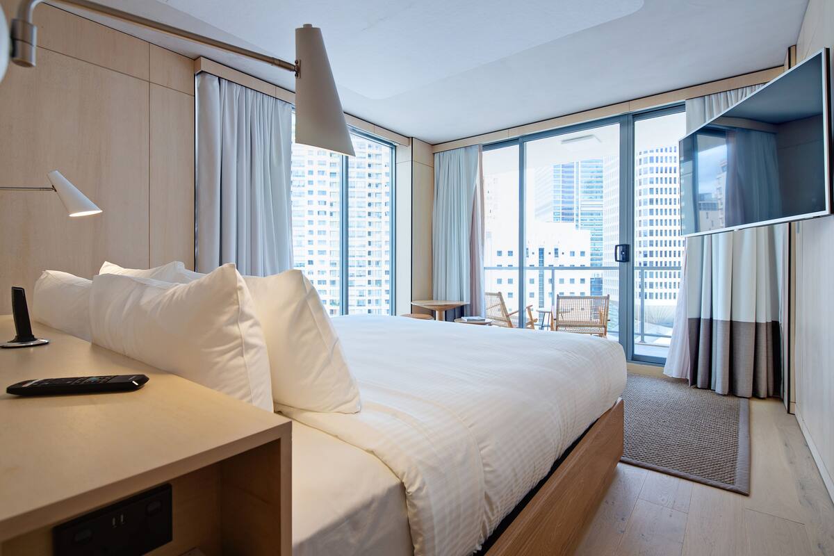 Sky Room with Bath | Premium bedding, pillowtop beds, minibar, in-room safe