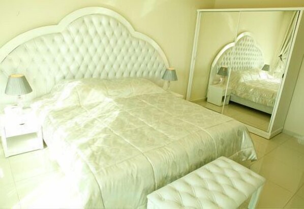 Minibar, free WiFi, bed sheets