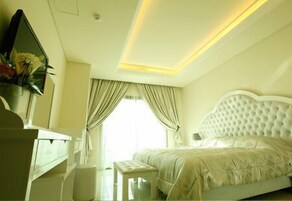 Minibar, free WiFi, bed sheets