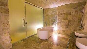 Suite Cave Room | Badeværelse | Gratis toiletartikler, hårtørrer, badekåber, hjemmesko