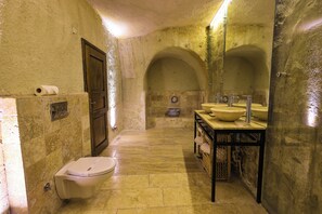 Family Cave Room | Bathroom