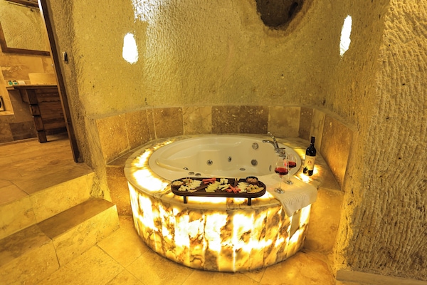 Suite Cave Room | Minibar, individually decorated, individually furnished, soundproofing