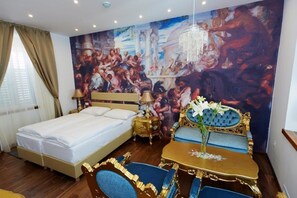 Minibar, caja de seguridad en la habitación y escritorio